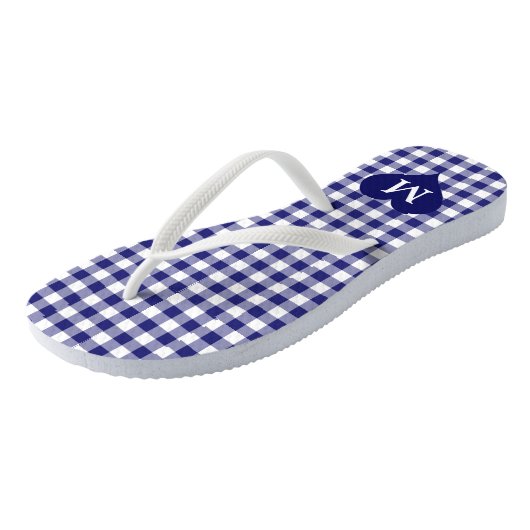 Modernes Monogramm Blue Checked Badesandalen (Schrägansicht)
