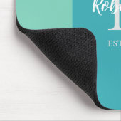 Modernes Monogramm der Aquamarinen, blauen und kor Mousepad (Ecke)