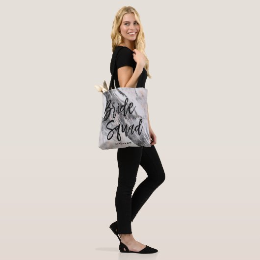 Modernes Monogramm der Black & Gray Marble Bribe Tasche (Am Model)