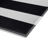 Modernes Monogramm elegantes Schwarz-Weiß-Streifen Schneidebrett (Ecke)