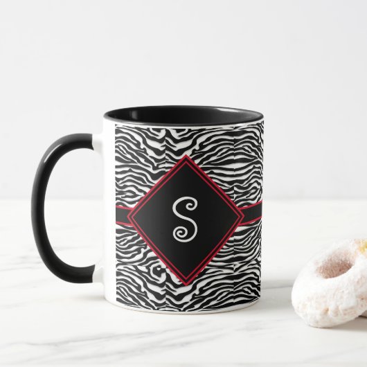 Modernes Monogramm für Schwarz-weißes Streifenmust Tasse (Mit Donut)