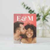 Modernes Monogramm-Initial-Foto Save the Date Ankündigungspostkarte (Stehend Vorderseite)