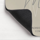 Modernes Monogramm-Logo Beige Berater Mousepad (Ecke)