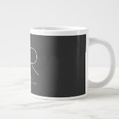 Modernes Monogramm Minimalistisch grau Jumbo-Tasse (Rechts)