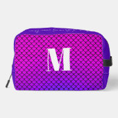 Modernes Monogramm mit Lila Gradient-Mermaid-Skala Waschbeutel (Rückseite)