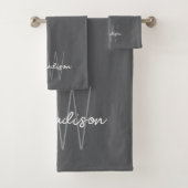 Modernes Monogramm Name Script grau Badhandtuch Set (Insitu)