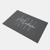 Modernes Monogramm Name Script grau Fußmatte (Schrägansicht)