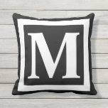Modernes Monogramm Schwarz-weißer Rahmen Kissen<br><div class="desc">Moderne Schwarz-weiße Rahmen Monogram Outdoor Kissen Kissen Set von Ihrem Innenhof Dekoration mit diesem modernen Design fett mit Monogramm Kissen. Anpassen an jede Farbe. Beide Kissenseiten sind schwarz und die Vorderseite hat große, fette Monogramme, die zunächst gerahmt mit weitem weißen Rand sind. Auch macht eine tolle Geschenkidee für eine neue...</div>