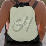 Modernes Monogramm Sportbeutel<br><div class="desc">Dieser feminine und leichte Zugsack weist eine grüne Monogramm-Initiale auf,  und Ihr Vorname in Weiß auf einem schlängelgrünen Hintergrund. Spaß für sich selbst oder als Geschenk. (Lust auf Shopping!)</div>