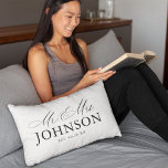 Modernes Mr. & Mrs. Monogram Pillow Lendenkissen<br><div class="desc">Passen Sie diese moderne "Mr. & Mrs." Kissen mit Ihrem eigenen Text.</div>