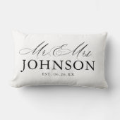 Modernes Mr. & Mrs. Monogram Pillow Lendenkissen (Vorderseite)