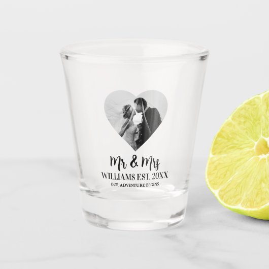 Modernes Mr. & Mrs. Newlywed Foto Custom Wedding Schnapsglas (Vorderseite)