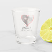 Modernes Mr. & Mrs. Newlywed Foto Custom Wedding Schnapsglas (Rückseite)
