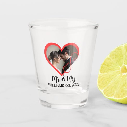 Modernes Mr. & Mrs. Newlywed Foto Custom Wedding Schnapsglas (Vorderseite)