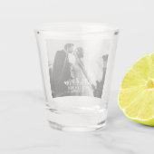 Modernes Mr. & Mrs. Newlywed Foto Custom Wedding Schnapsglas (Rückseite)