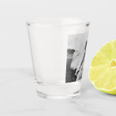 Modernes Mr. & Mrs. Newlywed Foto Custom Wedding Schnapsglas (Links)