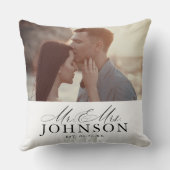 Modernes Mr. & Mrs. Wedding Foto Throw Kissen (Rückseite)
