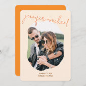 Modernes, muffiges Orange Script-Foto Hochzeit Save The Date (Vorne/Hinten)