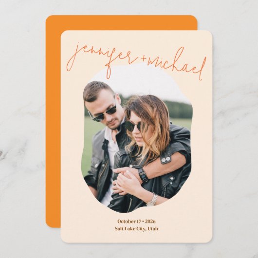 Modernes, muffiges Orange Script-Foto Hochzeit Save The Date (Vorne/Hinten)