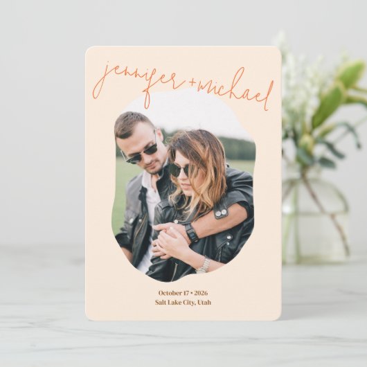 Modernes, muffiges Orange Script-Foto Hochzeit Save The Date (Stehend Vorderseite)