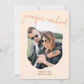 Modernes, muffiges Orange Script-Foto Hochzeit Save The Date (Vorderseite)