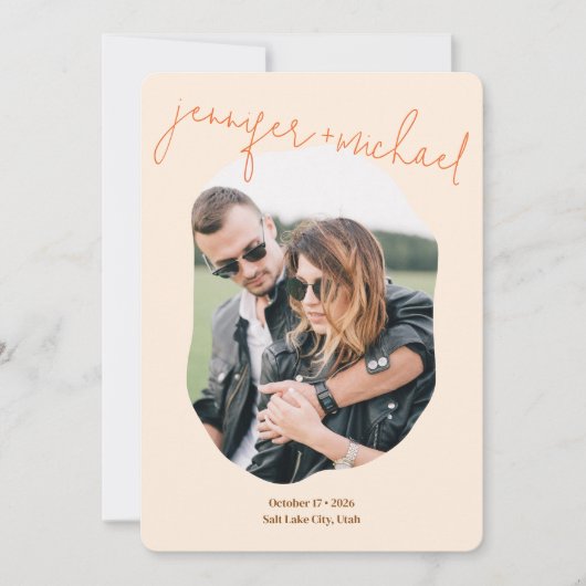 Modernes, muffiges Orange Script-Foto Hochzeit Save The Date (Vorderseite)