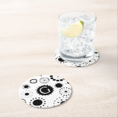 Modernes Muster aus schwarzen und weißen Kreisen Runder Pappuntersetzer (Vor Ort)