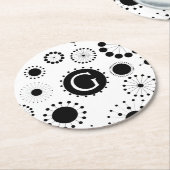 Modernes Muster aus schwarzen und weißen Kreisen Runder Pappuntersetzer (Angewinkelt)