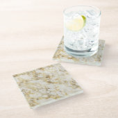 Modernes Muster aus weißem und goldenem Marmor Glasuntersetzer (Schrägansicht)