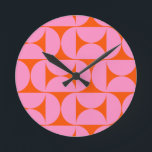 Modernes Muster in pink und orange Runde Wanduhr<br><div class="desc">Retro Mid Century Modernes Muster - Abstrakte geometrische Formen - Niedliches und Minimalistisches Muster in Rosa und Orange.</div>