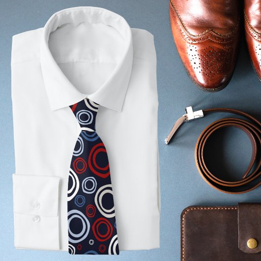 Modernes Muster in rot-weiß und blau geometrisch Krawatte