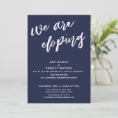 Modernes Navy Blau Wir sind dabei Hochzeitsempfang Einladung (Stehend Vorderseite)