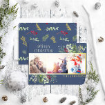 Modernes Navy Blauer Weihnachtskiefer Foto Folien Feiertagskarte<br><div class="desc">Suchen Sie eine einzigartige Urlaubskarte, die sich wirklich auszeichnet? Karo unsere moderne Navy Blue Weihnachten Pine Foto Gold Foil Holiday Card! Diese schöne Karte zeigt drei Ihrer Lieblings-Fotos in einem goldenen Rahmen, betont durch festliche Wintermotive in Rot, Grün und Goldfolie. Die Goldfolien-Typografie mit modernem Mischungstyp rundet das Aussehen ab und...</div>