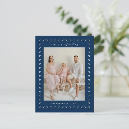 Modernes Navy Blu Bow Pattern Familienjubiläum Fot Postkarte (Stehend Vorderseite)