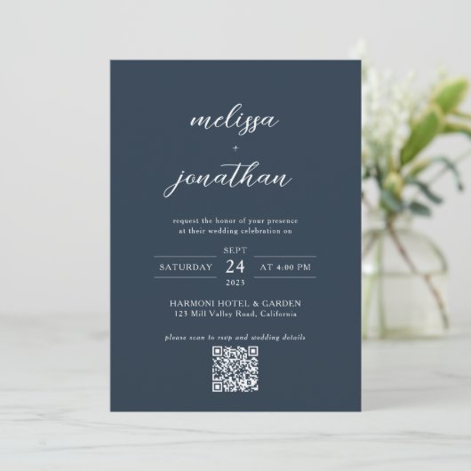 Modernes Navy Blue Foto Script QR Code Hochzeit Einladung (Stehend Vorderseite)