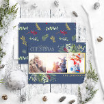 Modernes Navy Blue Frohe Weihnachts-Script Pine Fo Folien Feiertagskarte<br><div class="desc">Suchen Sie eine einzigartige Urlaubskarte, die sich wirklich auszeichnet? Karo aus unserer modernen Navy Blue Frohe Weihnachts-Script Pine Foto Gold Foil Holiday Card! Diese schöne Karte zeigt drei Ihrer Lieblings-Fotos in einem goldenen Rahmen, betont durch festliche Wintermotive in Rot, Grün und Goldfolie. Die Typografie aus Gold-Folie mit handgeschriebenen Schriftzeichen rundet...</div>