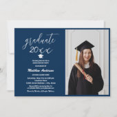 Modernes Navy Blue Graduate 2024 Abschluss Foto Einladung (Vorderseite)