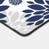 Modernes Navy Blue Gray Blume Muster Schreibtischunterlage (Ecke)