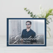 Modernes Navy Blue Silver Script Foto Grad Party Einladung (Stehend Vorderseite)