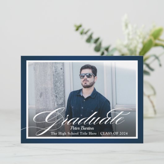 Modernes Navy Blue Silver Script Foto Grad Party Einladung (Stehend Vorderseite)