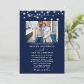 Modernes Navy Blue String Lights Foto Hochzeit Einladung (Stehend Vorderseite)