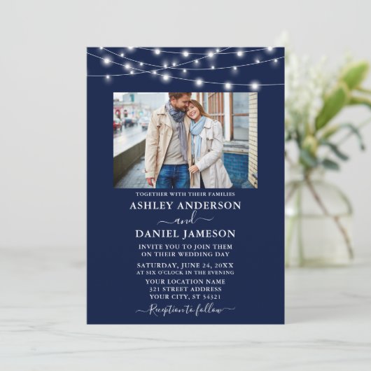 Modernes Navy Blue String Lights Foto Hochzeit Einladung (Stehend Vorderseite)