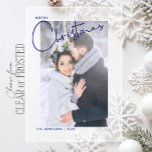 Modernes, neu verheiratetes Minimalistisches Foto  Acryleinladungen<br><div class="desc">Feiern Sie Ihr erstes Weihnachtsfest zusammen als verheiratetes Paar mit dieser eleganten, aber emotional eindrucksvollen Urlaubskarte. Das Bild von Ihnen beiden, in gemütlichen Schals verpackt und umgeben von der Winterlandschaft, verkörpert die Wärme und Liebe, die die Luft zu der besonderen Zeit des Jahres füllt. Mit dem zauberhaften "Frohe Weihnachten"-Skript ermöglicht...</div>