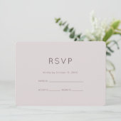 Modernes neutrales Pflaumenhochzeitungs-RSVP Einladung (Stehend Vorderseite)
