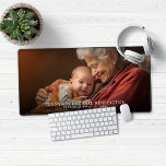 Modernes New Baby Announctions Foto Schreibtischunterlage<br><div class="desc">Modern New Baby Announcement Foto Mouse Pad Desk Mat. Ankündigen Sie die Geburt Ihres Babys im Stil, oder geben Sie dies als Geschenk an neue Eltern, Großeltern, etc.! Fügen Sie Ihren eigenen Text für ein lustiges personalisiertes Design! Bitte kontaktieren Sie uns unter cedarandstring@gmail.com , wenn Sie Hilfe beim Design oder...</div>