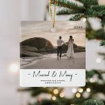 Modernes New Weds 1. Weihnachtsfest im Foto Keramikornament<br><div class="desc">Der perfekte Weihnachtsschmuck für Newlyweds! Gedenken Sie Ihr erstes Jahr als Ehemann und Ehefrau mit diesem modernen Verheiratet & Merry Foto Keepake Keramik Ornament. Der gesamte Text ist leicht zu verändern.</div>