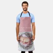 Modernes Niedliches Baby-Foto | Rosa und Weiß | An Schürze (Getragen)