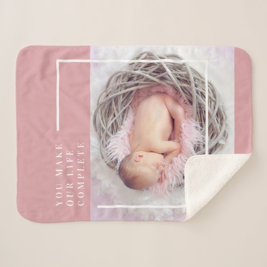 Modernes Niedliches Baby-Foto | Rosa und Weiß | An Sherpadecke (Vorderseite (Horizontal))