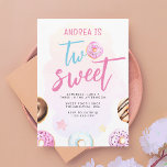 Modernes Niedliches Donut Girl 2. Geburtstag Einladung<br><div class="desc">Eine niedliche und mädchenhafte Einladung zum 2. Geburtstag mit Aquarellnüssen,  einer schicken Schriftzeichen-Kalligraphie und einem rosa Streifen-Hintergrund auf der Rückseite.</div>