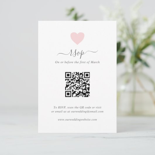 Modernes Niedliches Pink Herz QR Code Hochzeit RSVP Karte (Stehend Vorderseite)
